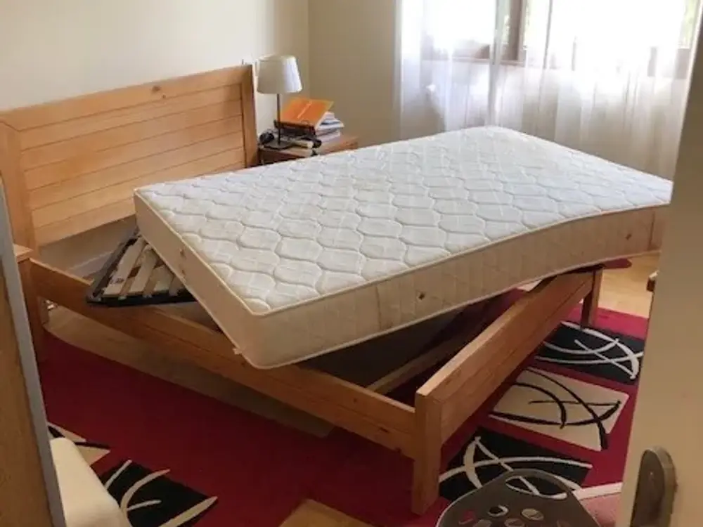 Chambre préparée avant traitement : matelas soulevé et sommier dégagé